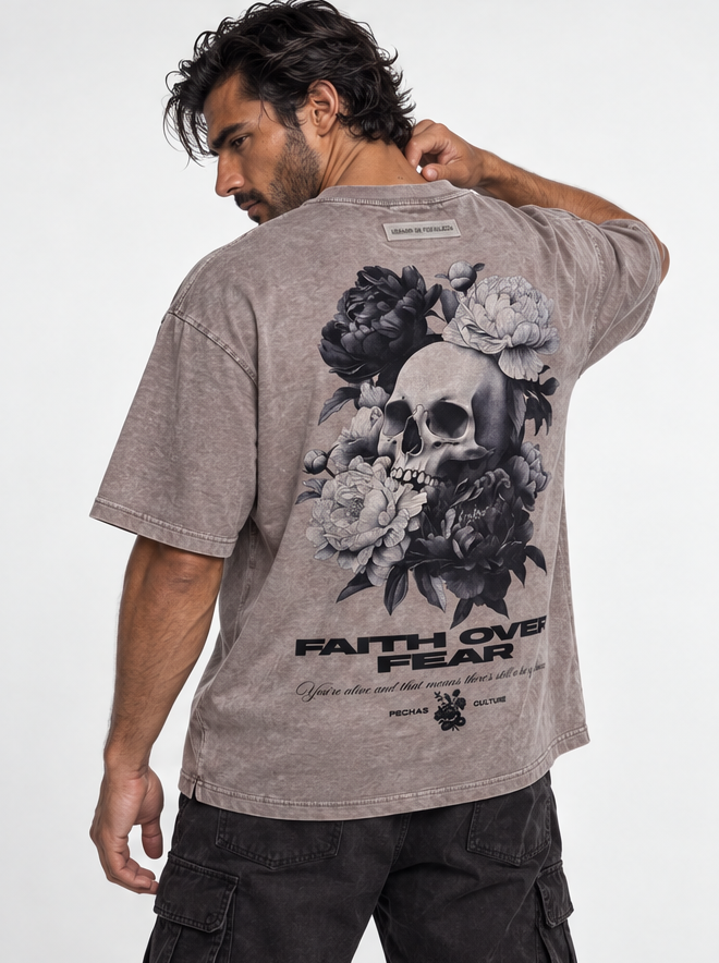 Faith Over Fear Gris topo - frontal con modelo de pie