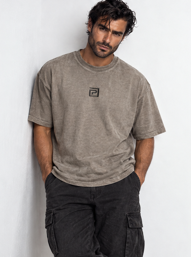 Memento Audere Semper Verde Acid Wash - frontal con modelo apoyado