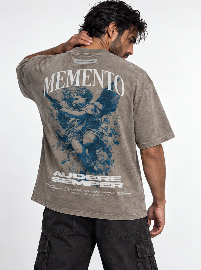 Memento Audere Semper Verde Acid Wash - espalda con modelo, mano en la nuca
