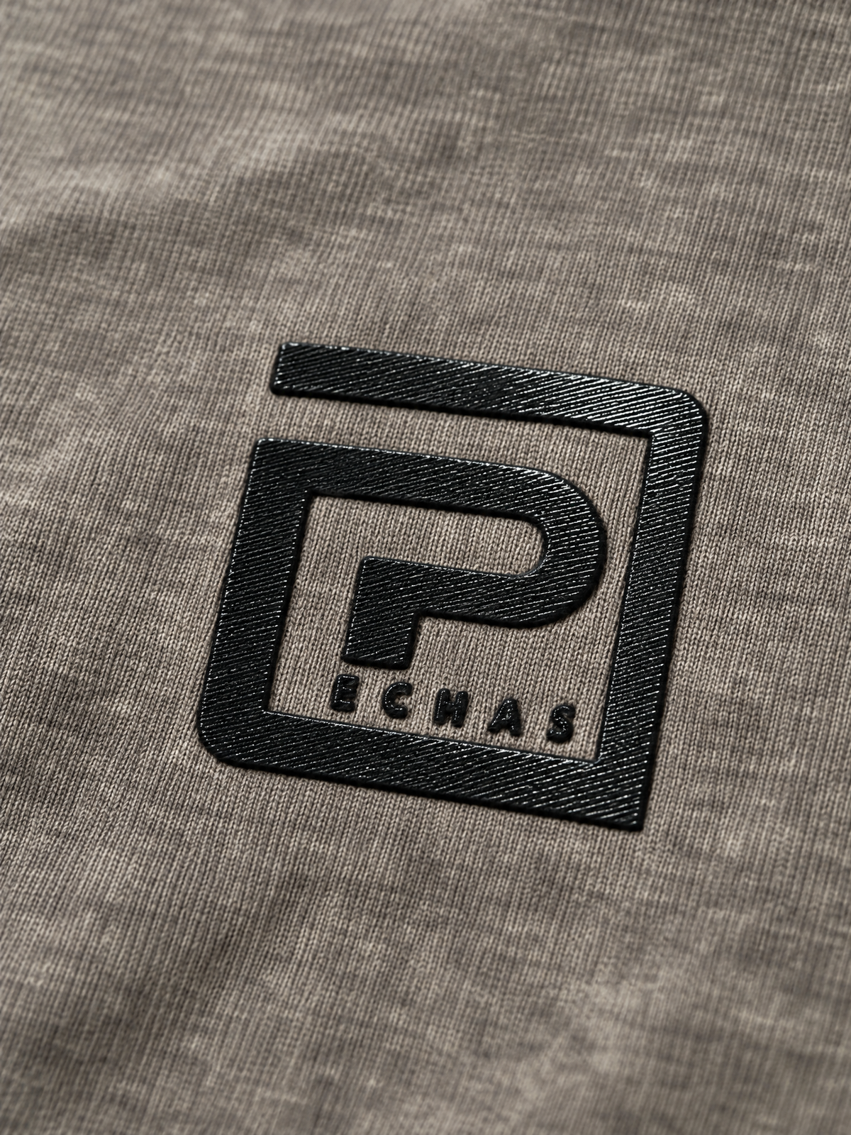 Memento Audere Semper Verde Acid Wash - detalle del logo frontal