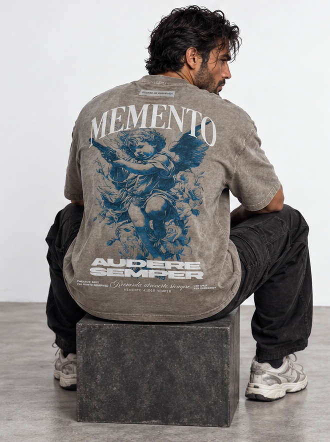 Memento Audere Semper Verde Acid Wash - espalda con modelo sentado