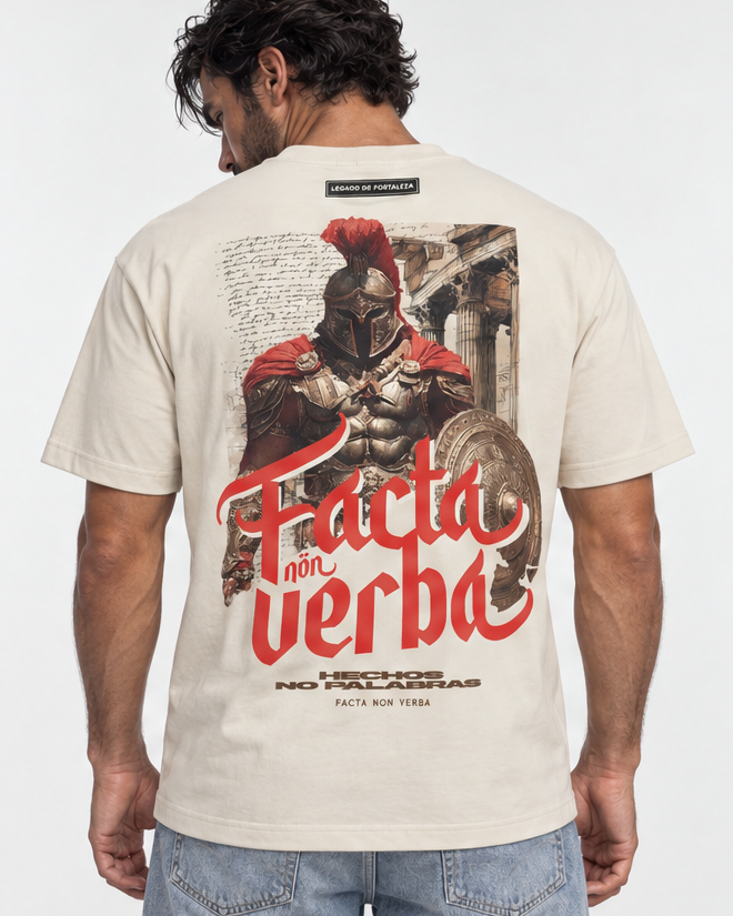 Facta Non Verba Crudo Hueso - espalda en modelo con estampado completo centrado