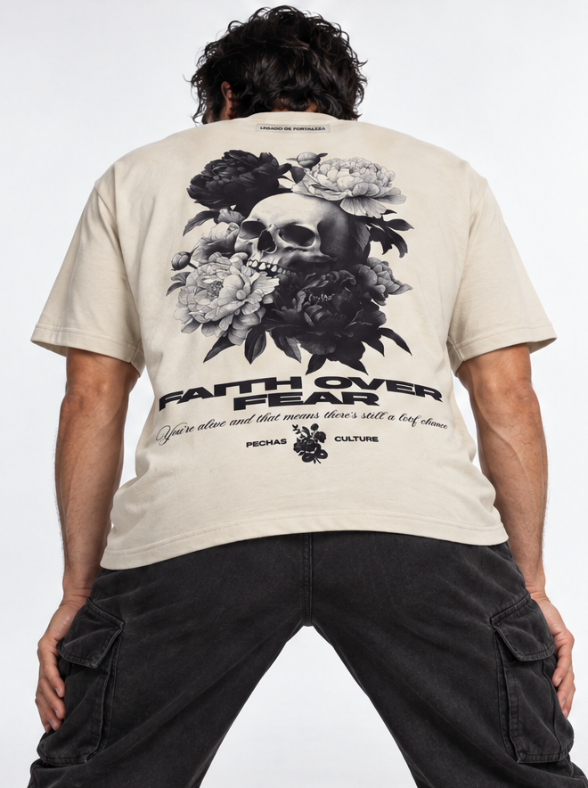 Faith Over Fear Beige - espalda con modelo agachado