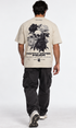 Faith Over Fear Beige - frontal con modelo de perfil