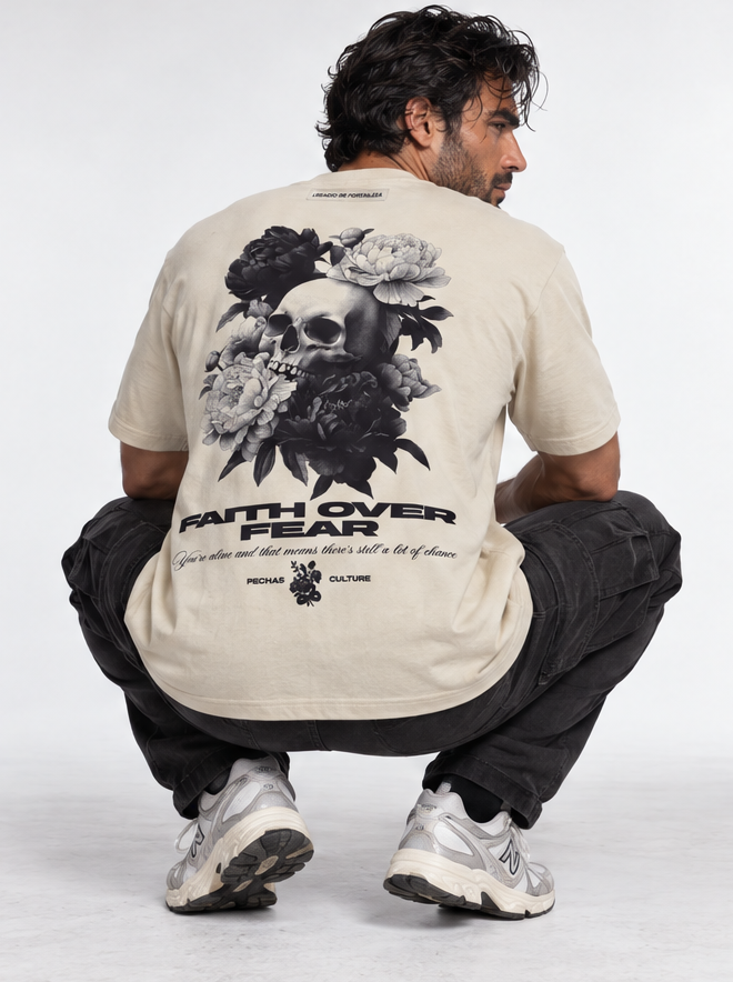 Faith Over Fear Beige - frontal con modelo caminando