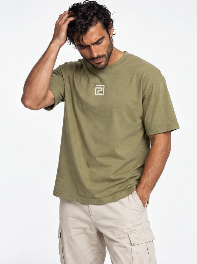 Memento Audere Semper Verde Militar - frontal con modelo, mano en el pelo
