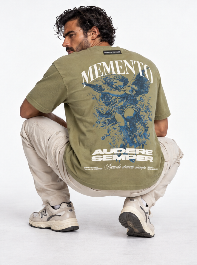 Memento Audere Semper Verde Militar - espalda con modelo agachado
