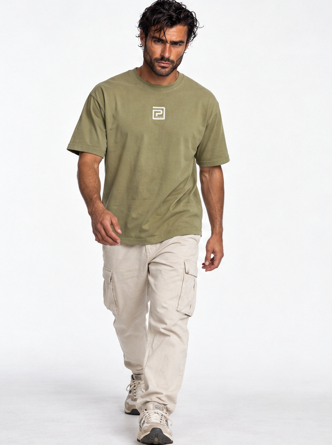 Memento Audere Semper Verde Militar - frontal con modelo caminando