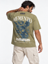 Memento Audere Semper Verde Militar - espalda con modelo, mano en la nuca