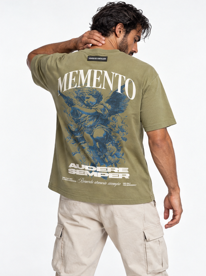 Memento Audere Semper Verde Militar - espalda con modelo, mano en la nuca